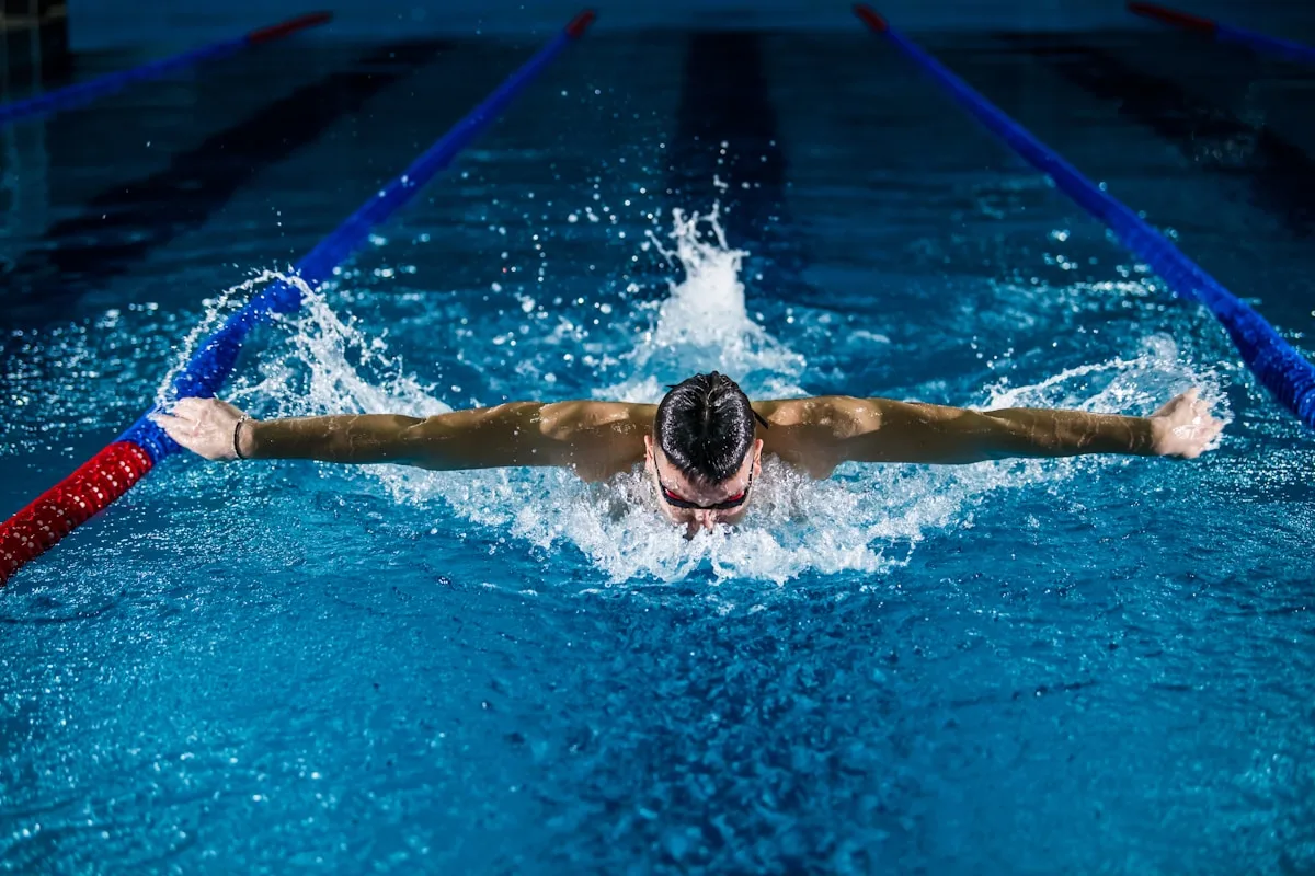 opositor nadando 50 metros a máxima velocidad para bajar de 40 segundos en prueba de natación